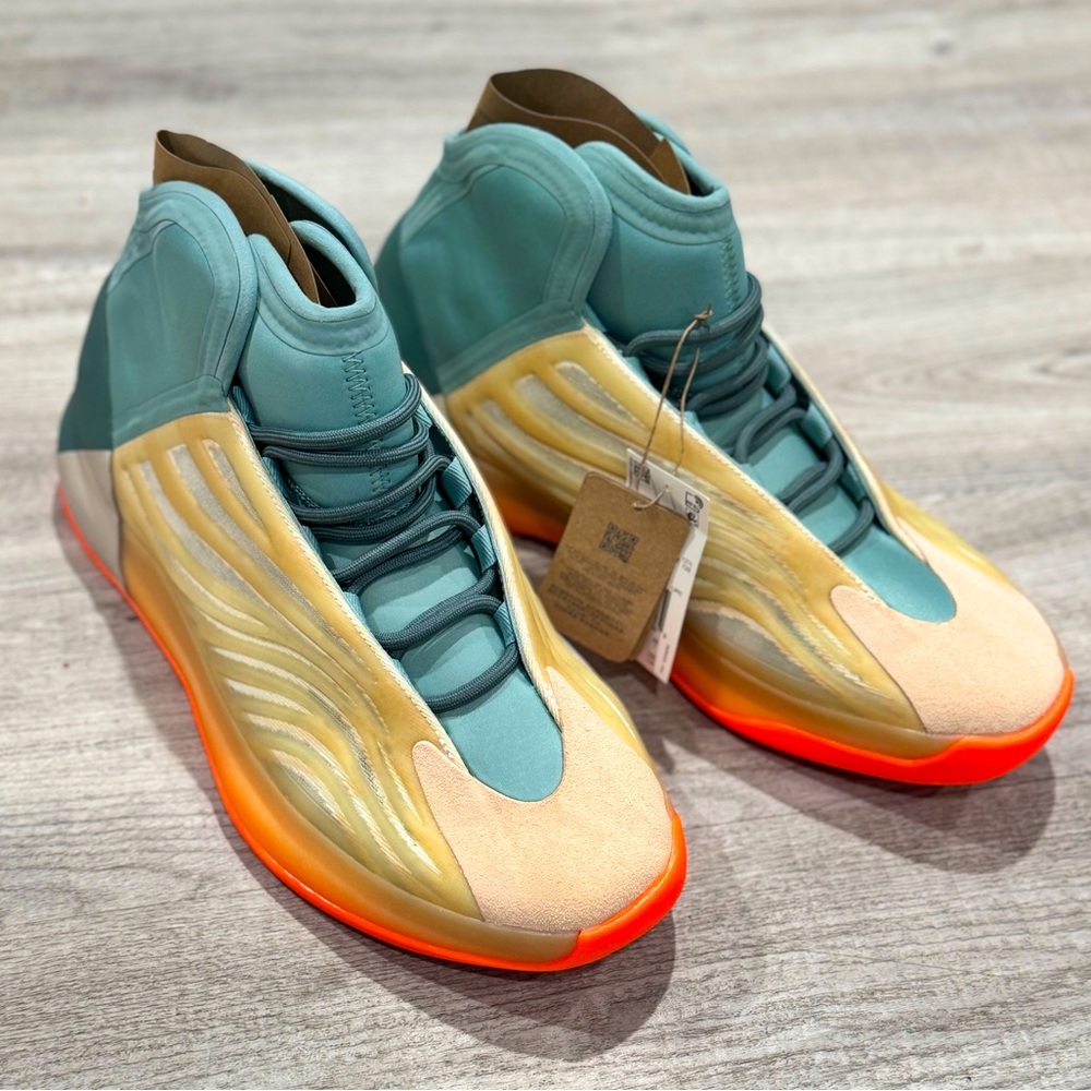 YEEZY QUANTUM "Hi-Res Coral"